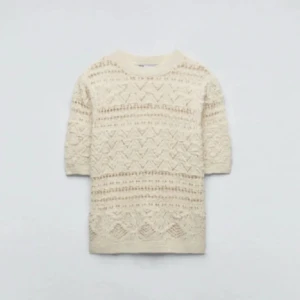 Mönstrad t shirt - Jättesnygg mönstrad tröja från zara❣️❣️ säljs då jag inte fått användning för den och inte passat mig i färgen. Jättebra skick !