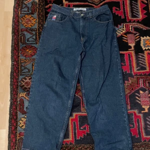 Polar big boys - Rensar nu garderoben på plagg jag växt ur och säljer därmed dessa mörkblå polar big boys med og loggan. Byxorna är i nyskick och har inget tecken på användning. Vid fler frågor är det bara att höra av sig. Mvh