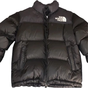 North Face jacka - North Face jacka från 2019, original pris 2200 kr- Inga skador på jackan eftersom den inte kommit till användning. Stor i storlek, köparen står för frakten och skriv för mer bilder.