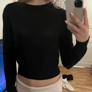 Svart stickad tröja - Svart stickad tröja från hm med lite kortare modell💕
