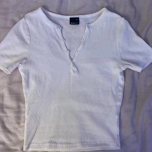 Gina tricot topp med knappar - Fin topp med knappar från Gina Tricot i storlek XS. Den är i bra skick och väldigt fin på! 
