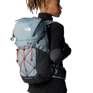 Vandringsryggsäck - Vandringsryggsäck från The North Face, endast använd vid ett tillfälle. Så i superfint skick. Kapacitet: 24+6 liter, alltså 30 liter sammanlagt. Sitter bekvämt och finns massor av olika fack, en riktigt bra ryggsäck tycker jag! Nypris 1300kr, slutsåld i de flesta butiker.