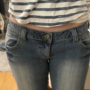 Lågmidjade raka jeans - Snygga blå jeans från Tokyo Rose med straight fit. Midjemåttet är 40 cm rakt över och dem är i fint skick💞