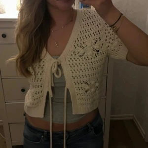Vit stickad kofta ZARA🍸 - Söt vit stickad kofta med korta ärmar och knytband framtill. Så så snygg och perfekt att ha till olika tillfällen 💌väldigt fint skick! 