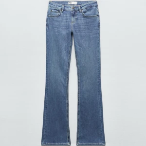 Bootcut jeans från Zara - Snygga blå bootcut jeans från Zara i strl 38 🩵 De är lite sönder mellan låren men inget man ser så mycket, går att sy igen också. 400 nypris
