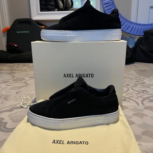 Axel Arigato 360 Laceless - Tja! Säljer nu dessa riktigt feta skorna från Axel Arigato! Allt är såklart äkta💯Skorna är i toppskick 9/10!✅💯 Dessa är perfekta nu inför våren och sommar! Skorna är i svart mocka💯ordinarie pris ligger runt 2500, jag säljer endast dessa för 1600kr!💸 ALLT OG INGÅR! Det vill säga box och dustbag!               Det är bara att skriva vid andra frågor så hörs vi där!✅💯😁priset går att diskutera!    Mvh//Alve