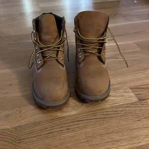 Timberlands - Säljer dessa timberlands för ett riktigt bra pris för endast 1100. De är i väldigt bra skick och har inte används mycket. Ny pris 2000kr! Hör av dig vid några frågor!🙌