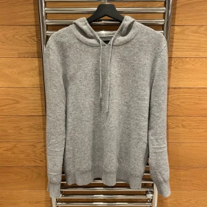 Grå Kashmir hoodie - Säljer nu denna riktigt snygga Kashmir hoodie i nyskick!|Bara skriva vid frågor/funderingar|Pris kan alltid diskuteras vid snabb affär!