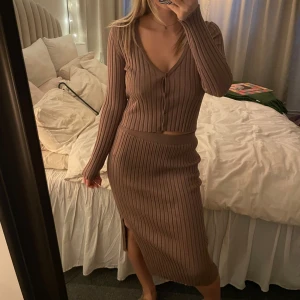 Brun ribbad kjol - Snygg brun ribbad kjol med en slits på sidan. Tröjan finns att köpa i en annan annons om man vill köpa hela setet🫶🏼