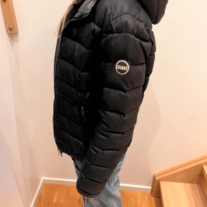 Colmar jacka svart (nyskick) - Så snygg svart Colmar jacka i nyskick!! Säljer då den inte passar 