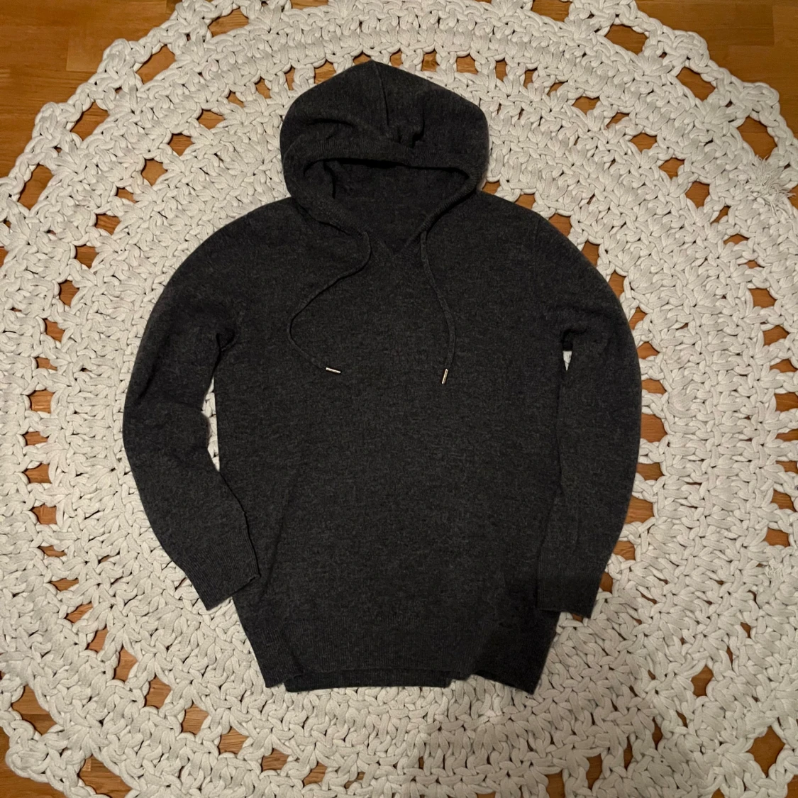 Mörkgrå Merinoull hoodie