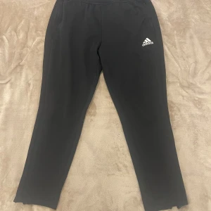 Adidas tränings byxor  - Svarta adidas träningsbyxor. Storlek XL men passar även L
