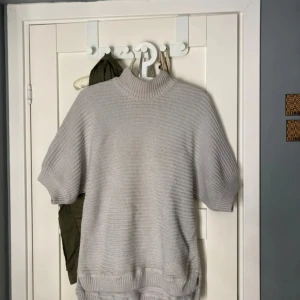 Grå tröja - Använder inte längre! Fint skick, knappt använd. Skriv vid frågor💞