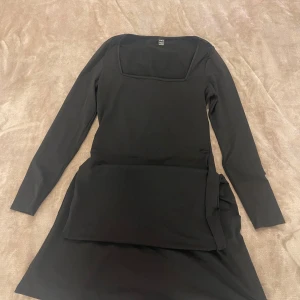 Maxi klänning  - Svart maxi klänning ifrån Shein. Storlek L, 40/42, 8/10