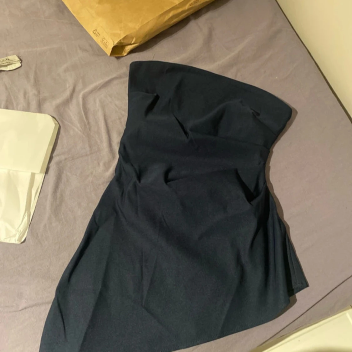 Mörkblå axelbandslös blus