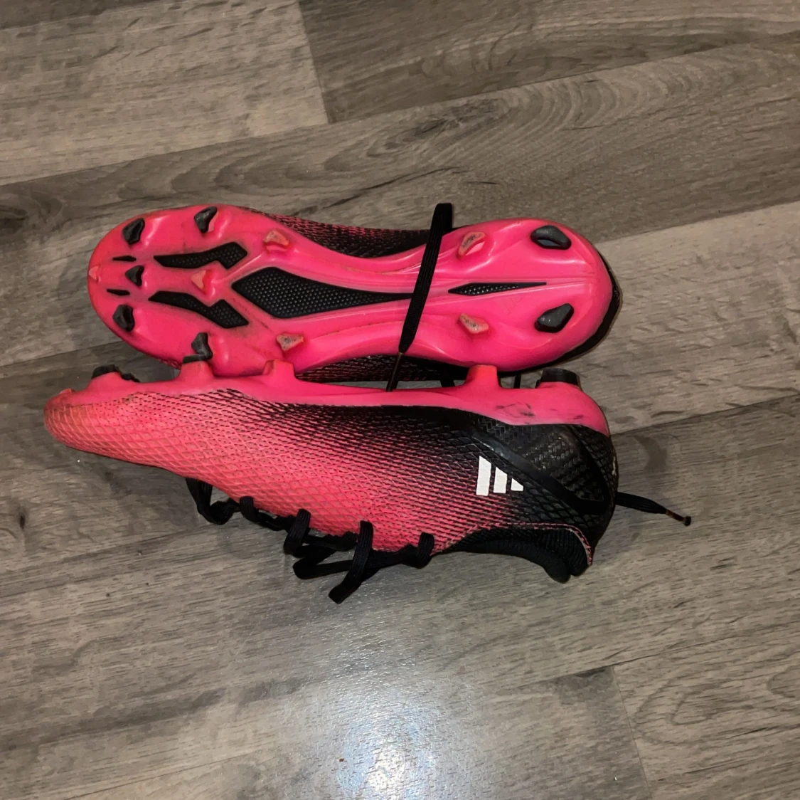 Röda fotbollsskor från Adidas jätte sköna att lira med - 4