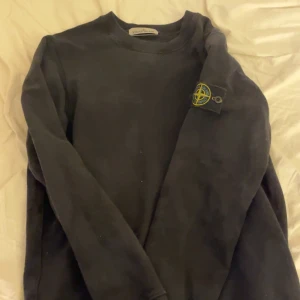 Svart tröja från Stone Island - Säljer en svart långärmad tröja. Kommer inte till användning(använd fåtal gånger) nypris:2900