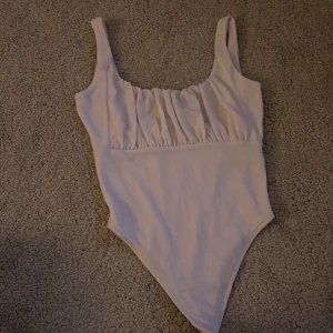 Vit body - Snygg vit body i storlek xs, passar även s ❤️ har även i svart!