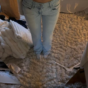 Ljusblå jeans från Pull&Bear - Skitsnygga bootcut Jeans från PULL&BEAR i storlek 38 men passar mig som är en 36/S i jeans🩷