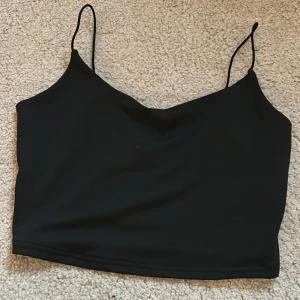 Svart topp med låg rygg - Snygg svart linnetopp med låg rygg. Storlek s, passar även xs ❤️ aldrig använd!