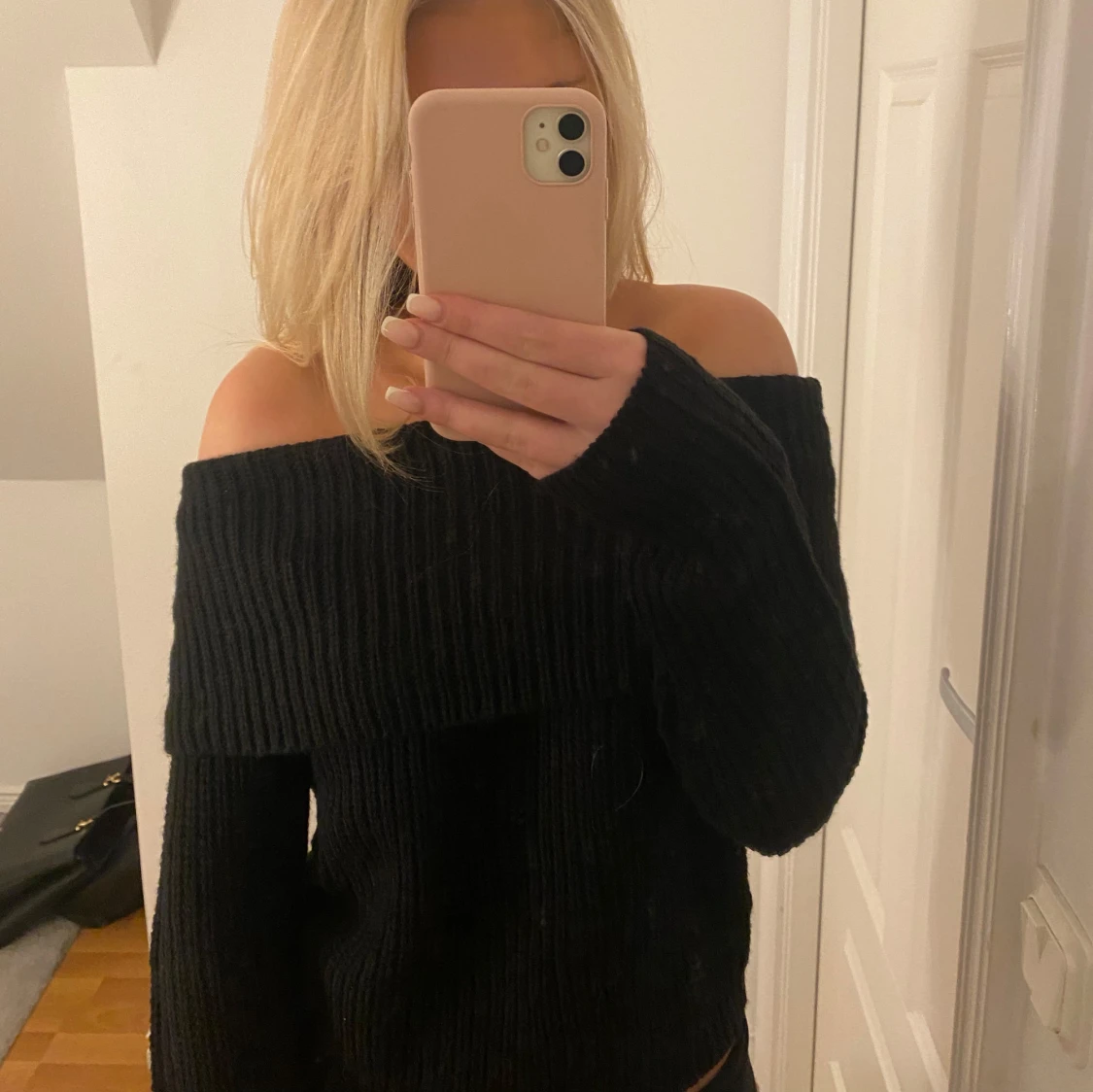 Svart stickad offshoulder tröja - 2