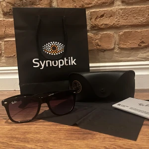 Svarta solglasögon från Ray-Ban - Snygga svarta solglasögon från Ray-Ban med klassisk design. Perfekta för soliga dagar och en stilren look. (Tillbehör ingår inte!)