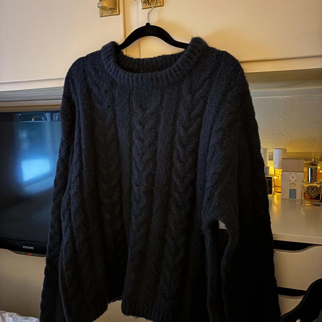 Mörkblå stickad tröja