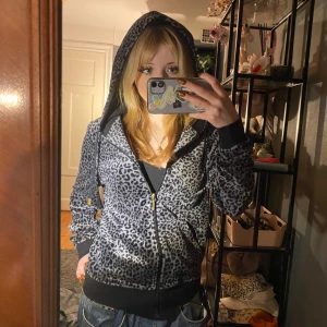 Grå leopardmönstrad zip-up hoodie från Twilfit❤️ - Super tjusig grå leopardmönstrad zip-up hoodie från märker Twilfit.❤️❤️
