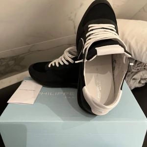 Svarta sneakers från Philippe Model - Säljer mina nästan oanvända philipe model sneakers. Dem är som nya med oanvända innesulor och inga defekter. Priset går att diskutera, skriv privat vid fundering eller fler bilder☺️