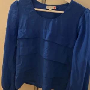 Blå blus från Paper Sun - en fin blå tröja från paper sun🩷