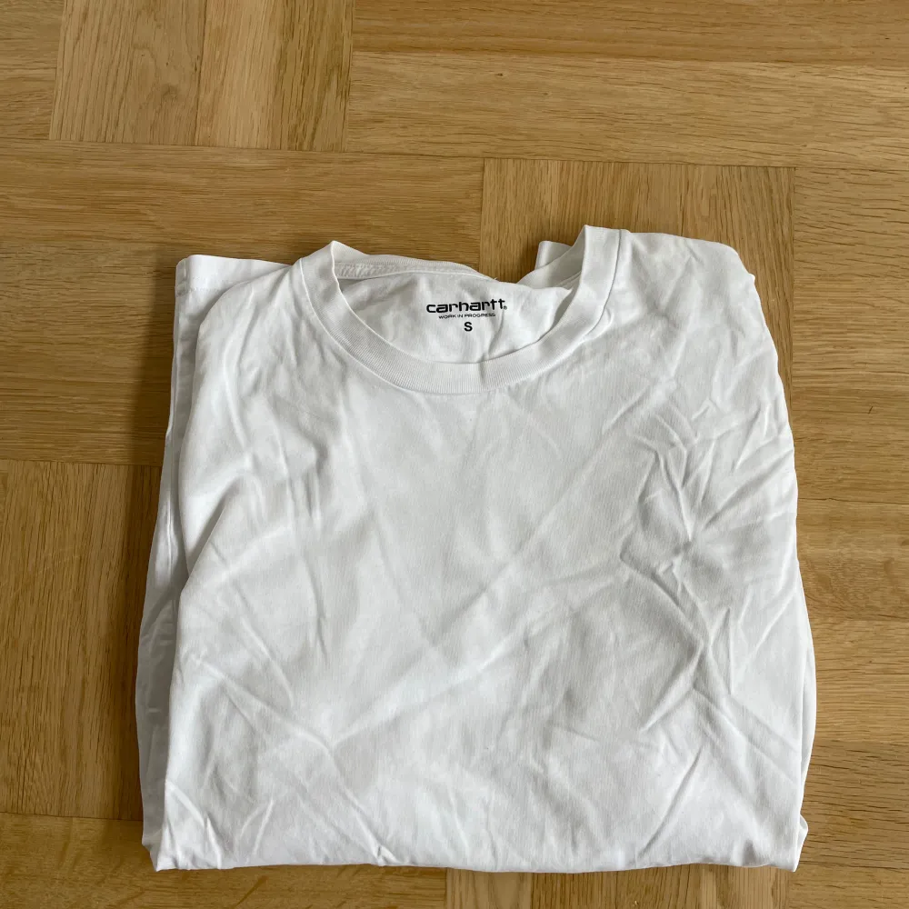 Långärmad T-shirt från Carhartt i färgen vit. Den är i storlek S och är i bra skick. Bara höra av sig för fler bilder eller frågor😎. T-shirts.