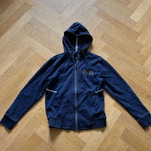 Hugo boss hoodie  - Inga tecken på slitningar eller hål , 