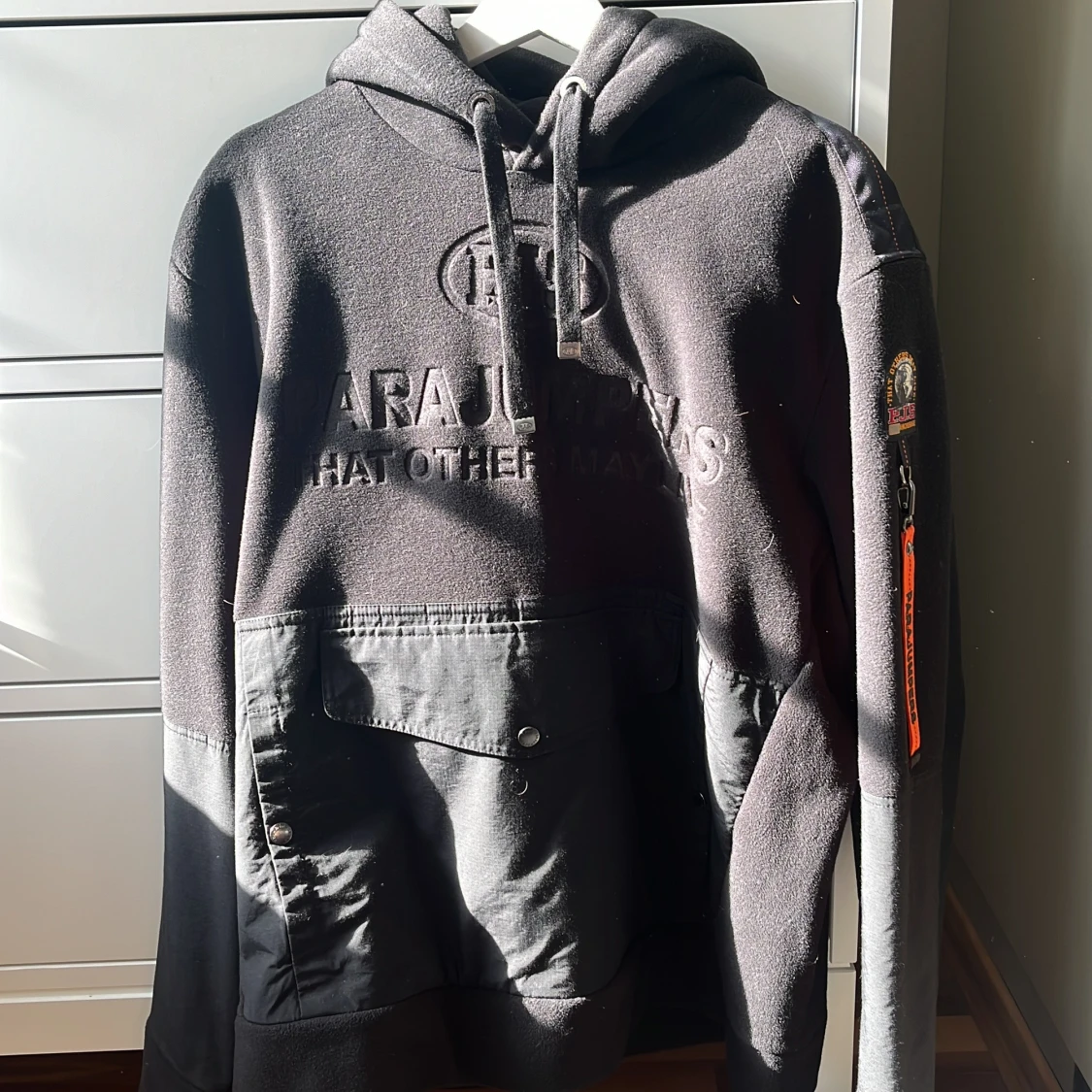 Svart fleece hoodie från Parajumpers