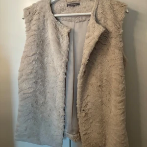 Pälsväst  - En mysig beige pälsväst i bra skick!💗