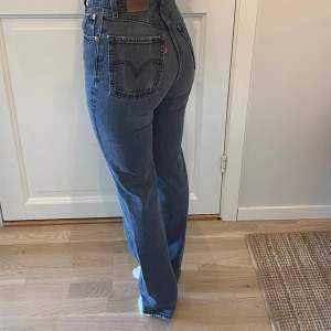 Säljer alla mina högmidjade jeans från Levi's då jag inte använder högmidjat längre. Alla jeansen är i storlek W23 och modell ribcage straight. Dom här är lite längre än alla andra jeans jag säljer o lite smalare. Innerbenslängden är 72cm