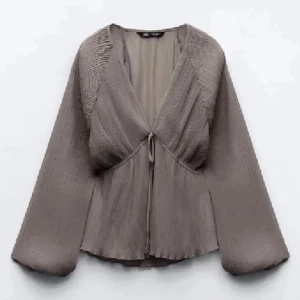 Zara blus - Jätte fin populär blus ifrån zara, storlek M💗