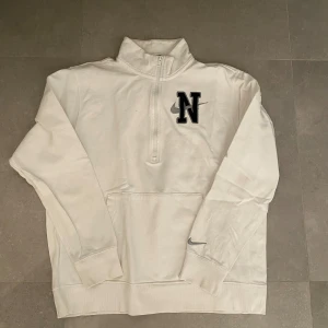 Nike halfzip - Säljer nu denna Nike halfzip, skick 9/10, hör av dig vid några funderingar, pris kan diskuteras😃