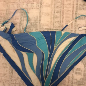 Topp - En söt topp som man knyter där bak. Aldrig använd!