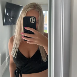 Topp - Testar sälja denna superfina croppade topp med knytning på sidan, banden är lite uppsydda och det är även 2 hål på insidan på toppen men inget som syns när den är på, har ingen lapp kvar men är rätt säker att det är storlek S