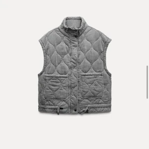 Quiltad väst zara - Säljer min super coola väst från zara! Passar perfekt nu till hösten! Nypris 699:- 