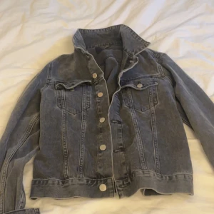 Jeansjacka - Bik Bok - Använd några gånger, bra skick, inga skador 