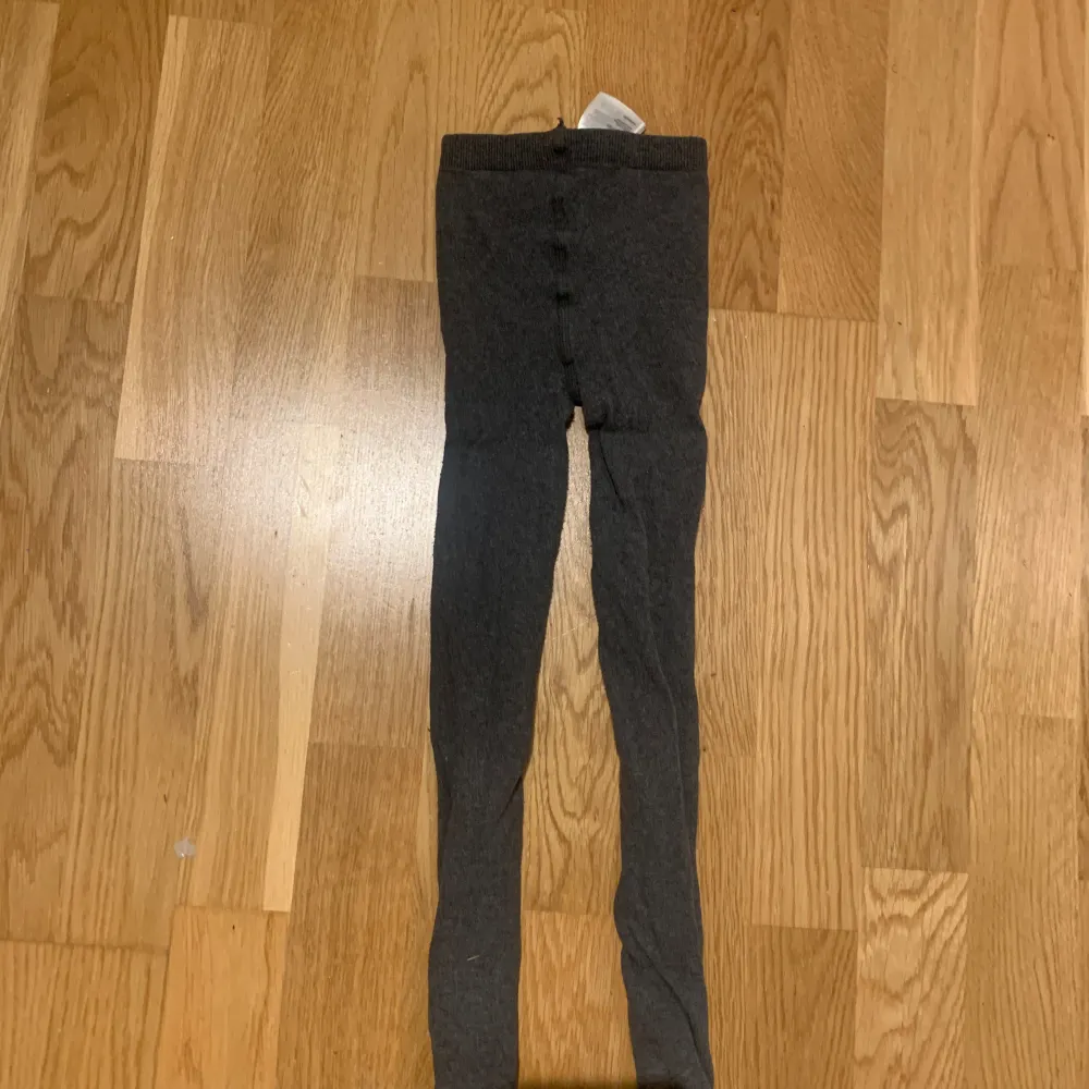 Strumpbyxor från H&M . Använda ca 3-4 ggr. För små.. Jeans & Byxor.