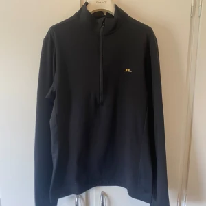 J.Lindeberg zip - Hej, säljer en J.Lindeberg zip i topp skick. Det är storlek S. Köptes från golf avdelningen för 1200kr. Sport material som är stretchig. Säljes för 490kr.  Har du några frågor är det bara att höra av dig! Mvh