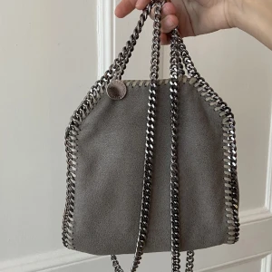 Stella väska! - Säljer en nästan helt ny Stella McCartney tiny tote! Säljer då jag har 2 exakt likadana💓 äkthetsbevis dustbag box och kvitto tagg finns!