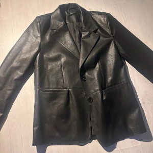 PU oversized blazer  - Läder kavaj i bra skick  Är själv 170cm lång 