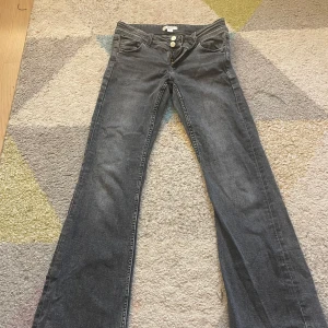 Gråa utsvängda jeans  - Jätte snygga Gina tricot jeans i storleken 158. De är i väldigt bra skick. De har nu blivit försmå för mig så därför säljer jag de❤️