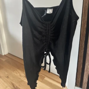 Linne/topp - Jätte söt topp som ger en liten likhet mellan Gina linnet med knytning. Söt och passar XXS/XS. Skicket är jätte bra, knappt andvänd