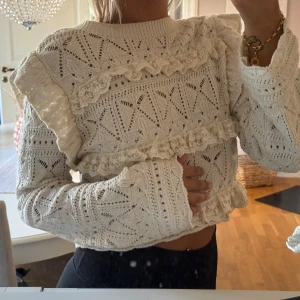 Blus - Jätte söt blus från zara med volanger. Storlek S 