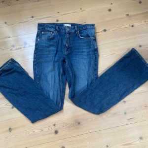 Blå fina jeans💙 - Säljs för att de är för stora☺️ Passar bra i längd jag är 177cm och passa bra till storlek💙 köpta för 500kr