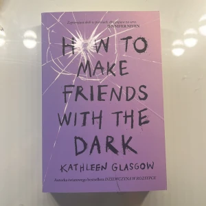 - ”How To Make Friends With The Dark”  Detta är en helt ny och oanvänd bok jag beställt men säljer på grund av att jag beställde den på fel språk. (Den är på polska). Köpt for 80kr